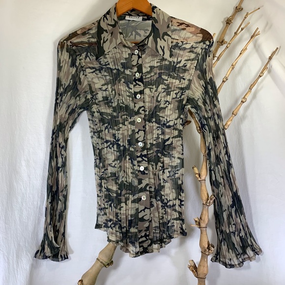Beline Paris Tops - ⛱3/$18Beline Paris Camo print crinkle fabric top